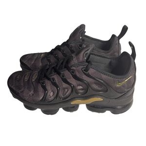 Nike Airmax Vapor Max Black and Gold Athletic Shoes size 6